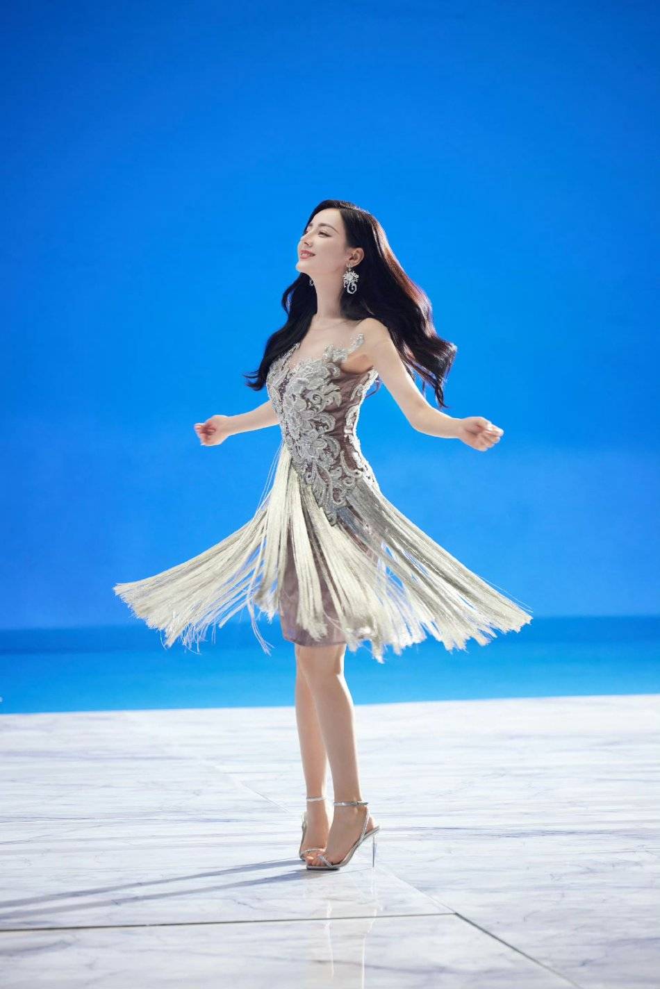 迪丽热巴如公主翩然起舞仙气飘逸！她肤白貌美大长腿性感撩人-7