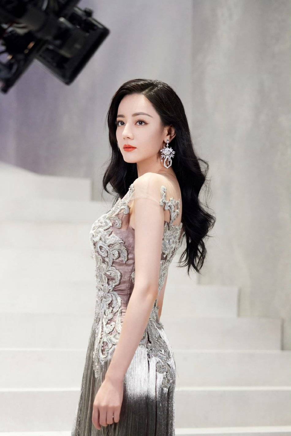 迪丽热巴如公主翩然起舞仙气飘逸！她肤白貌美大长腿性感撩人-6