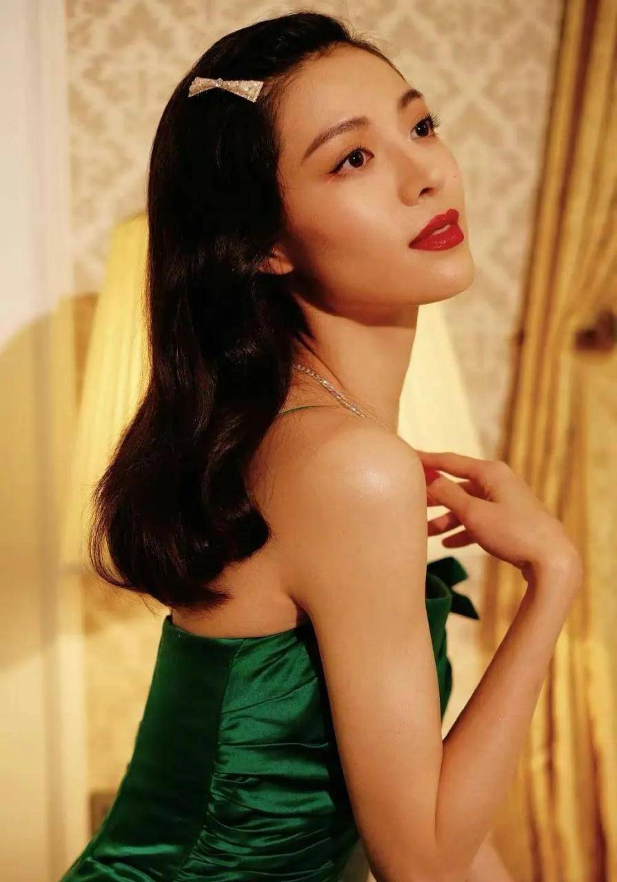 钟楚曦穿抹胸礼服大秀傲人曲线!肤白貌美性感撩人-4 钟楚曦穿抹胸礼服大秀傲人曲线!肤白貌美性感撩人