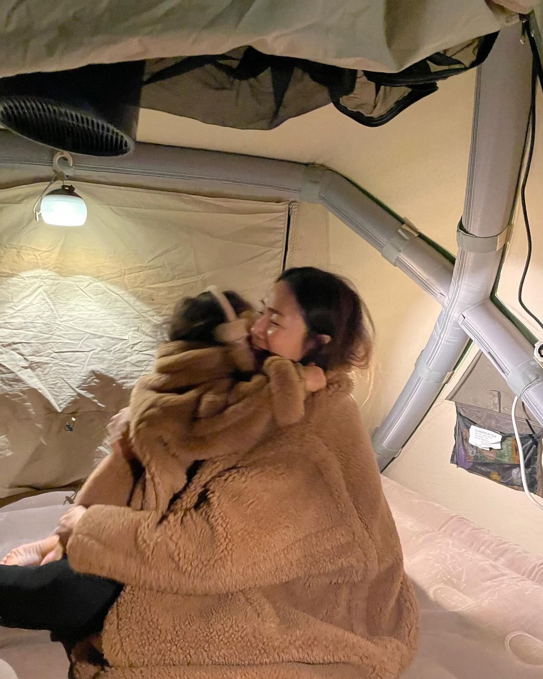 崔智友和爱女的亲子装太可爱了!毛茸外套宛如泰迪熊母女-2 崔智友和爱女的亲子装太可爱了!毛茸外套宛如泰迪熊母女