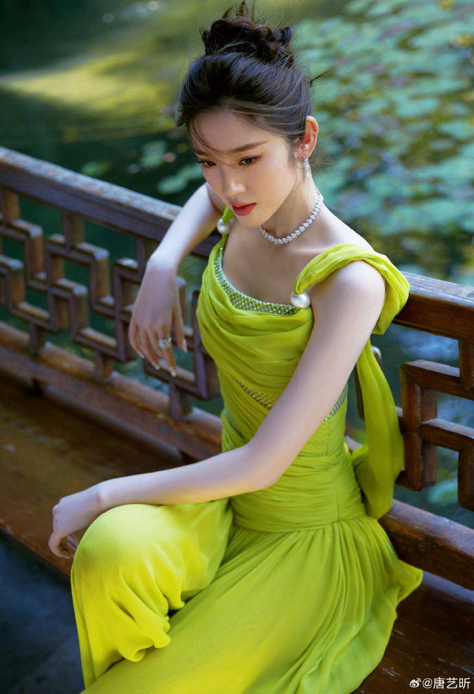 唐艺昕绿裙写真太漂亮了！肤白貌美身材曼妙性感撩人-1