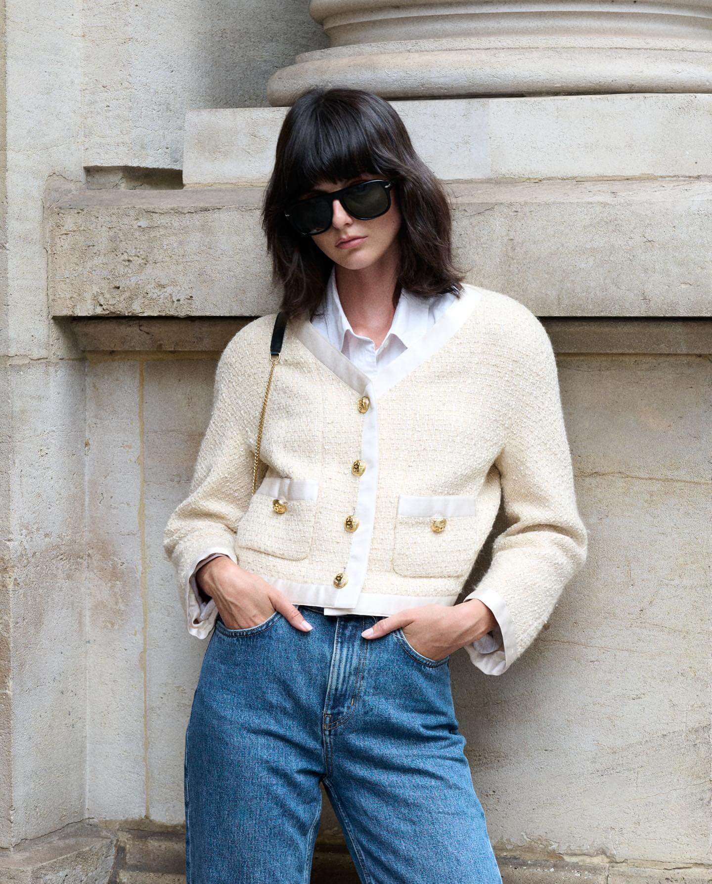 齐刘海搭配微卷法拉头,巴黎模特Justine Soranzo的复古摩登穿搭谁不爱