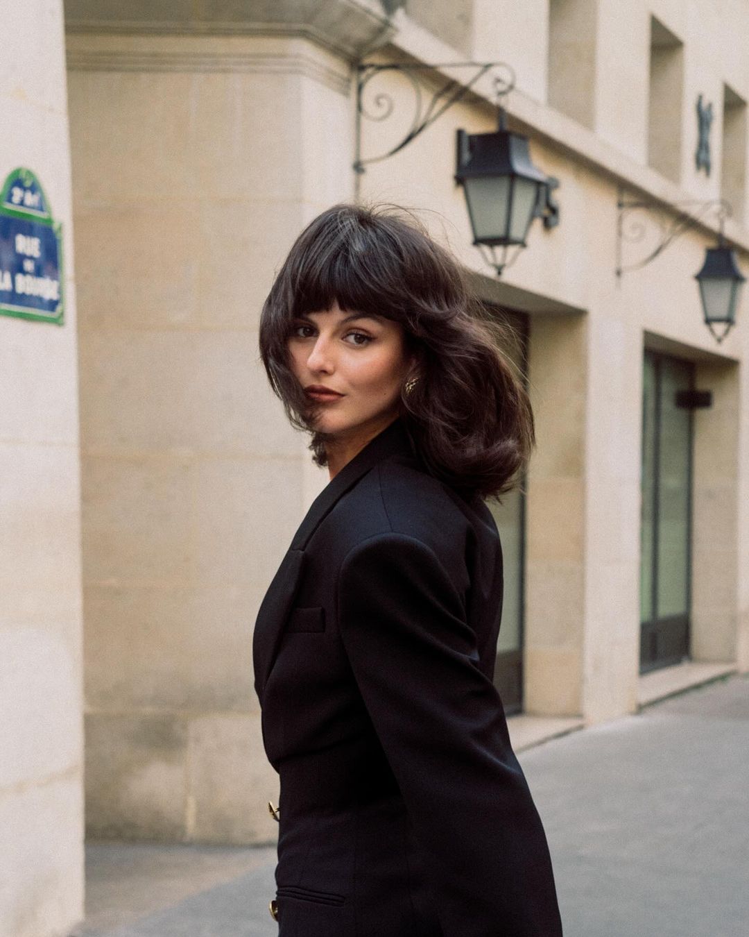 齐刘海搭配微卷法拉头,巴黎模特Justine Soranzo的复古摩登穿搭谁不爱