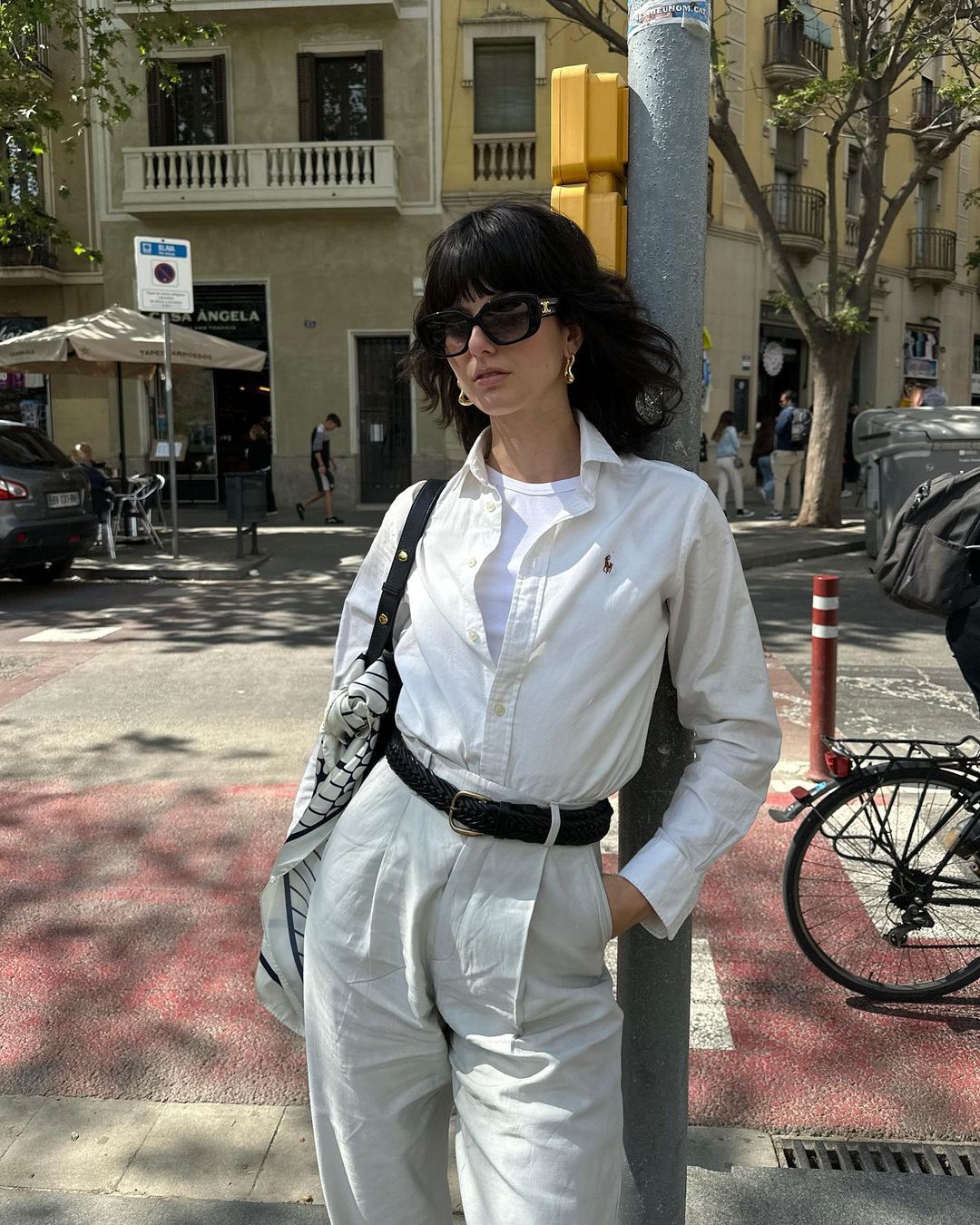 齐刘海搭配微卷法拉头,巴黎模特Justine Soranzo的复古摩登穿搭谁不爱