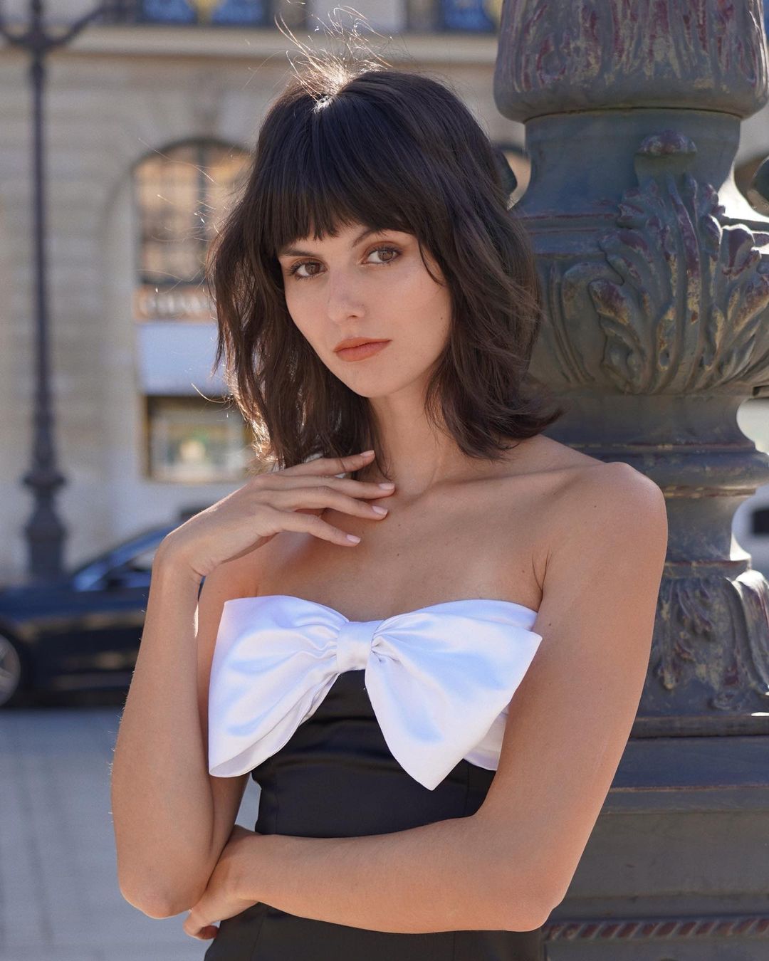 齐刘海搭配微卷法拉头,巴黎模特Justine Soranzo的复古摩登穿搭谁不爱