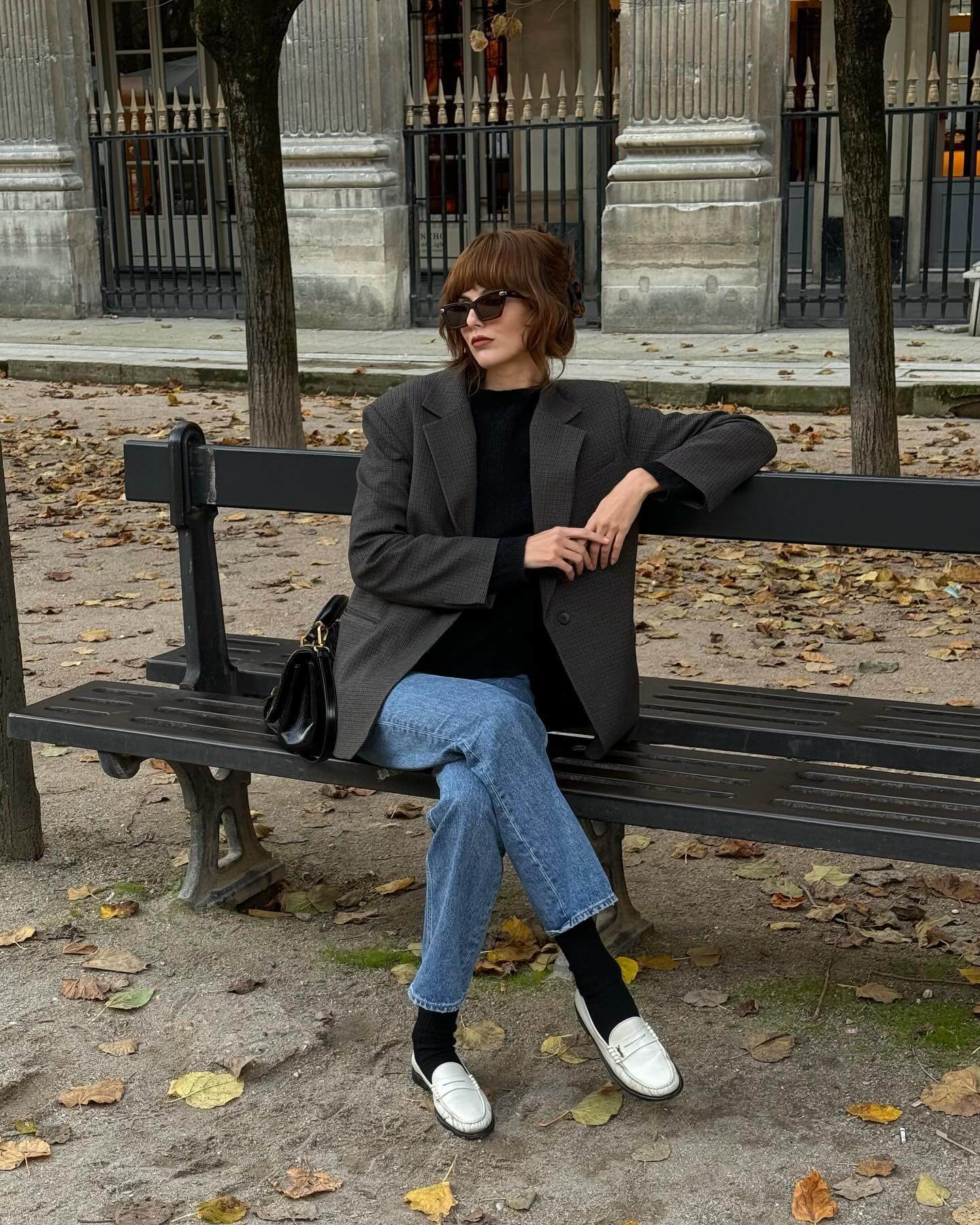 齐刘海搭配微卷法拉头,巴黎模特Justine Soranzo的复古摩登穿搭谁不爱