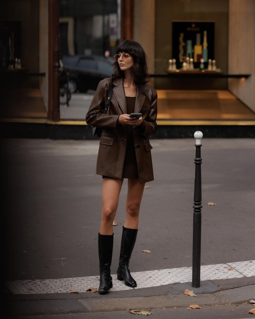 齐刘海搭配微卷法拉头,巴黎模特Justine Soranzo的复古摩登穿搭谁不爱