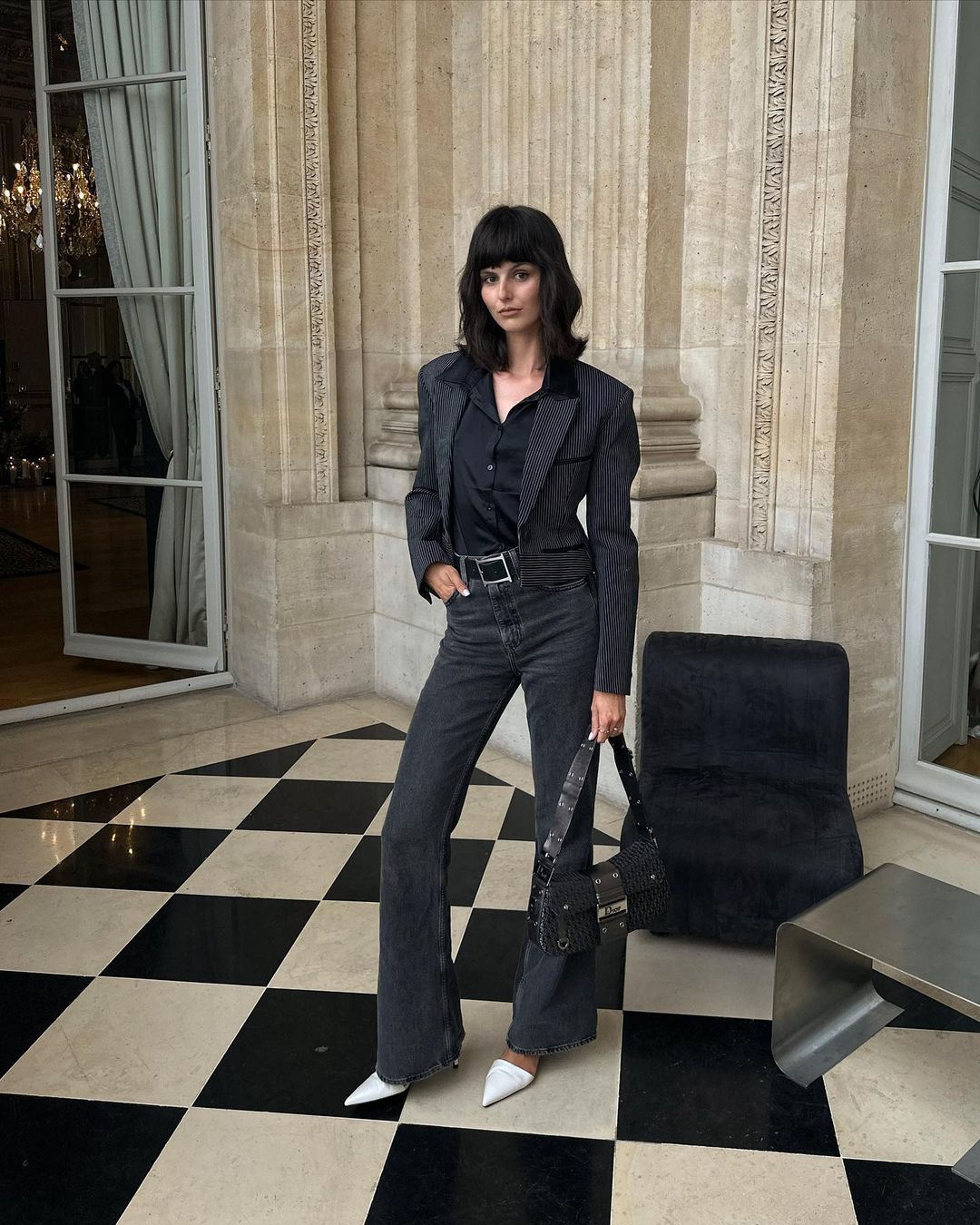 齐刘海搭配微卷法拉头,巴黎模特Justine Soranzo的复古摩登穿搭谁不爱