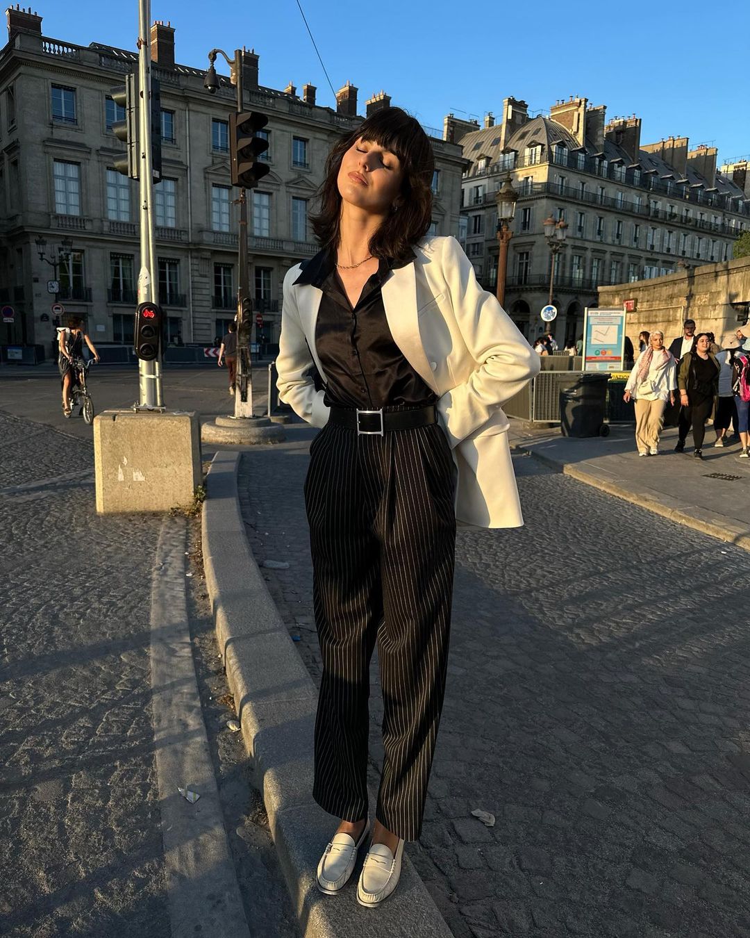 齐刘海搭配微卷法拉头,巴黎模特Justine Soranzo的复古摩登穿搭谁不爱