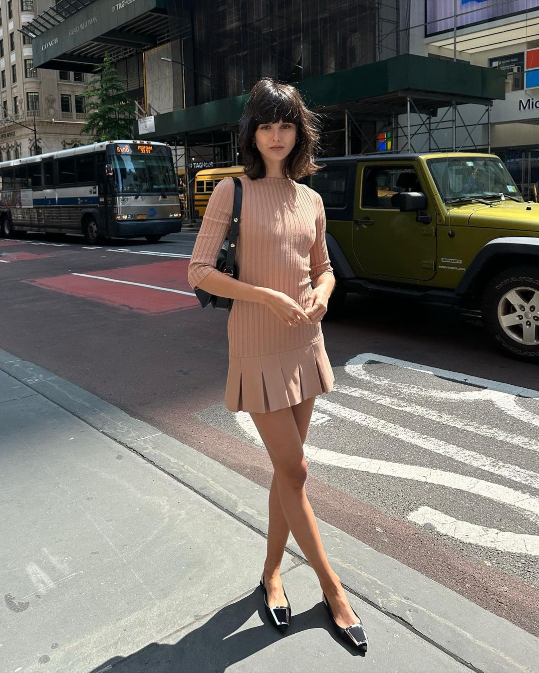 齐刘海搭配微卷法拉头,巴黎模特Justine Soranzo的复古摩登穿搭谁不爱