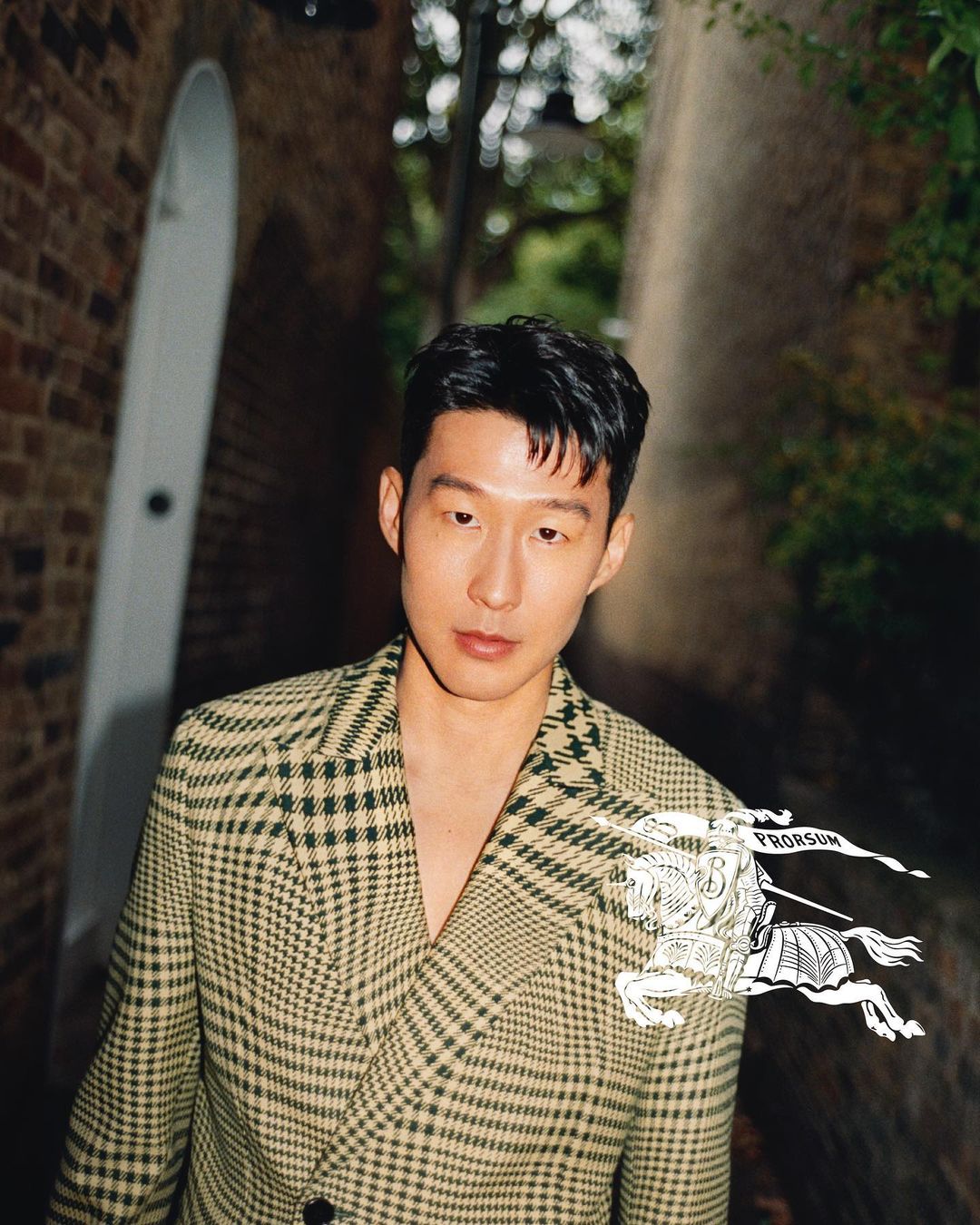 原来绿格纹是这么优雅!全智贤和孙兴民以绿格纹呈现Burberry英伦风的迷人样貌-2 原来绿格纹是这么优雅!全智贤和孙兴民以绿格纹呈现Burberry英伦风的迷人样貌