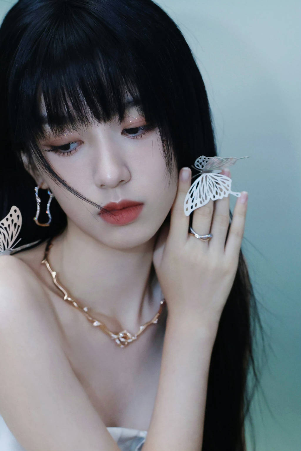 周也代言写真露出白皙香肩！身材曼妙肌肤娇嫩太美了-5