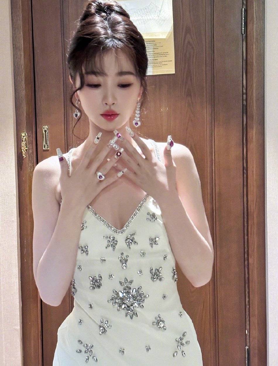 虞书欣穿深V钻石吊带裙甜美性感俱全！曼妙身材太火辣-4