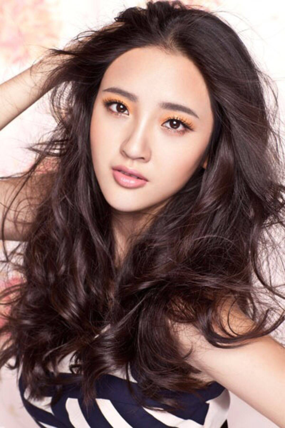 唐艺昕绿裙写真太漂亮了！肤白貌美身材曼妙性感撩人-2
