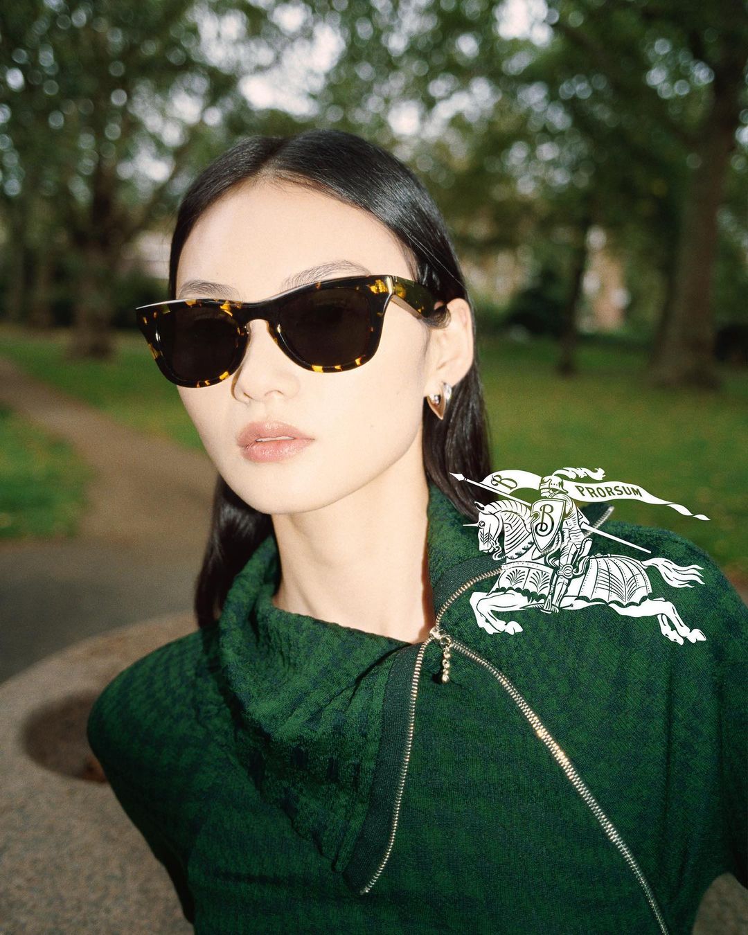 原来绿格纹是这么优雅!全智贤和孙兴民以绿格纹呈现Burberry英伦风的迷人样貌-4 原来绿格纹是这么优雅!全智贤和孙兴民以绿格纹呈现Burberry英伦风的迷人样貌