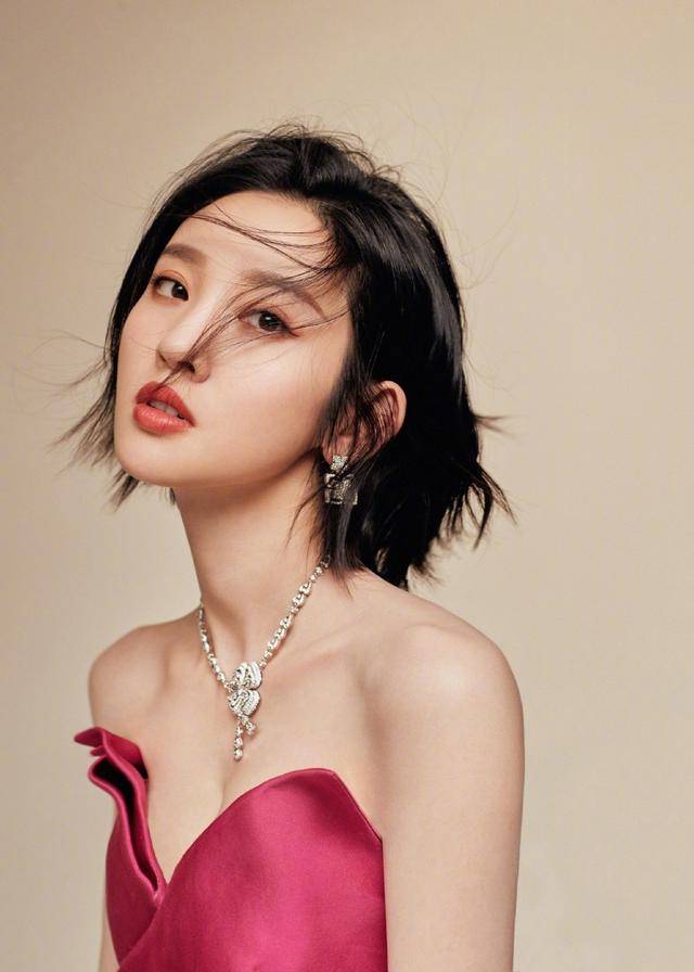 唐艺昕绿裙写真太漂亮了！肤白貌美身材曼妙性感撩人-4
