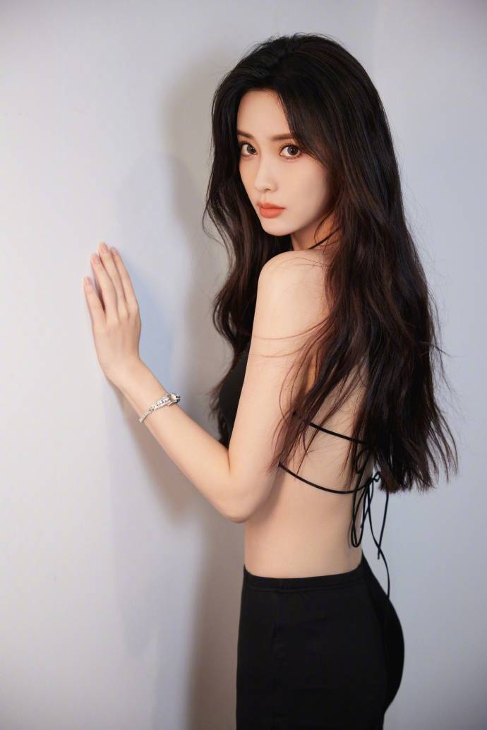 孟子义发露背性感写真！曼妙身材太惊艳-1