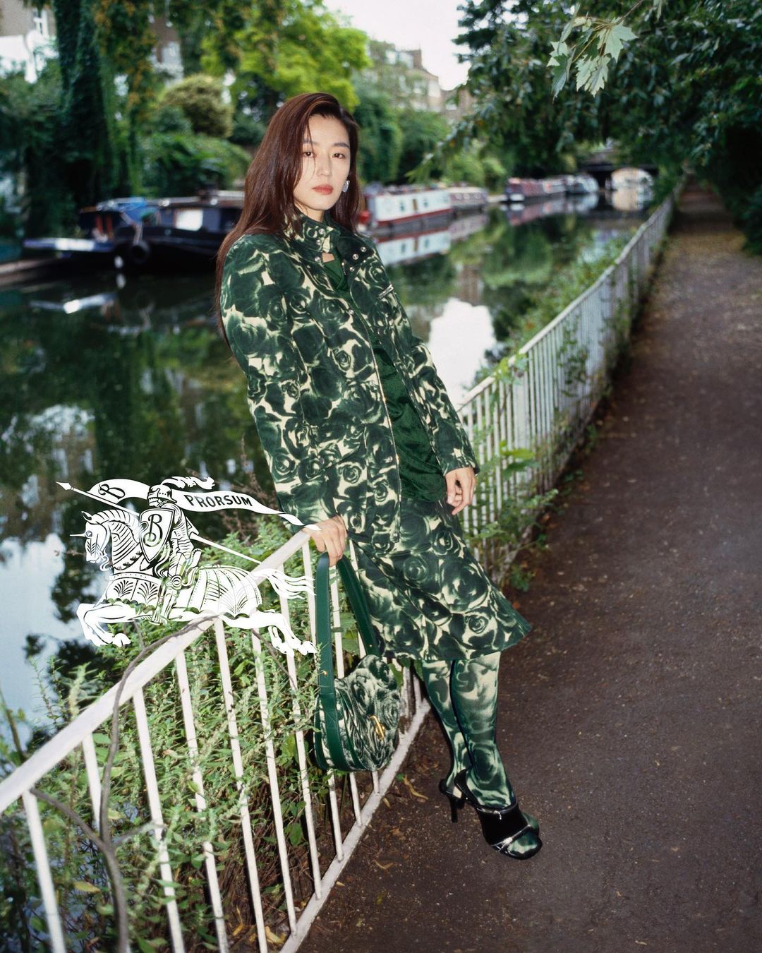 原来绿格纹是这么优雅!全智贤和孙兴民以绿格纹呈现Burberry英伦风的迷人样貌-1 原来绿格纹是这么优雅!全智贤和孙兴民以绿格纹呈现Burberry英伦风的迷人样貌