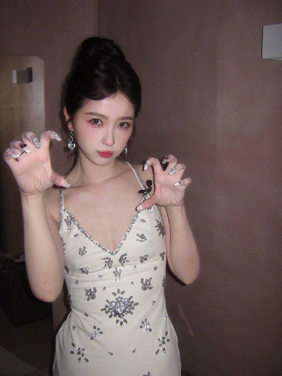 虞书欣穿深V钻石吊带裙甜美性感俱全！曼妙身材太火辣-8