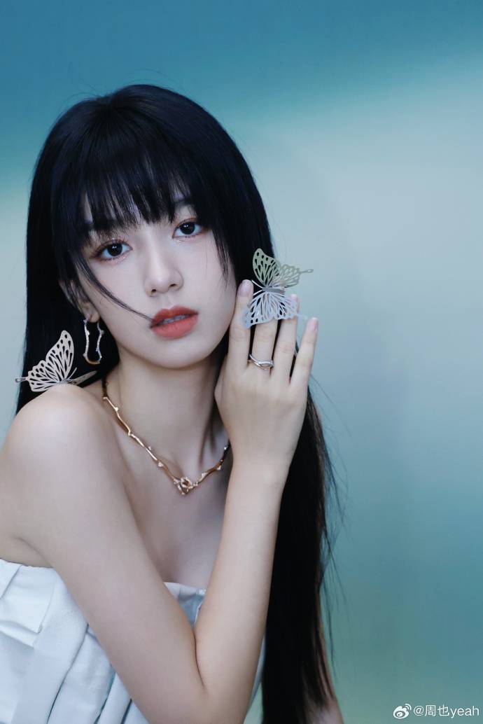 周也代言写真露出白皙香肩！身材曼妙肌肤娇嫩太美了-4