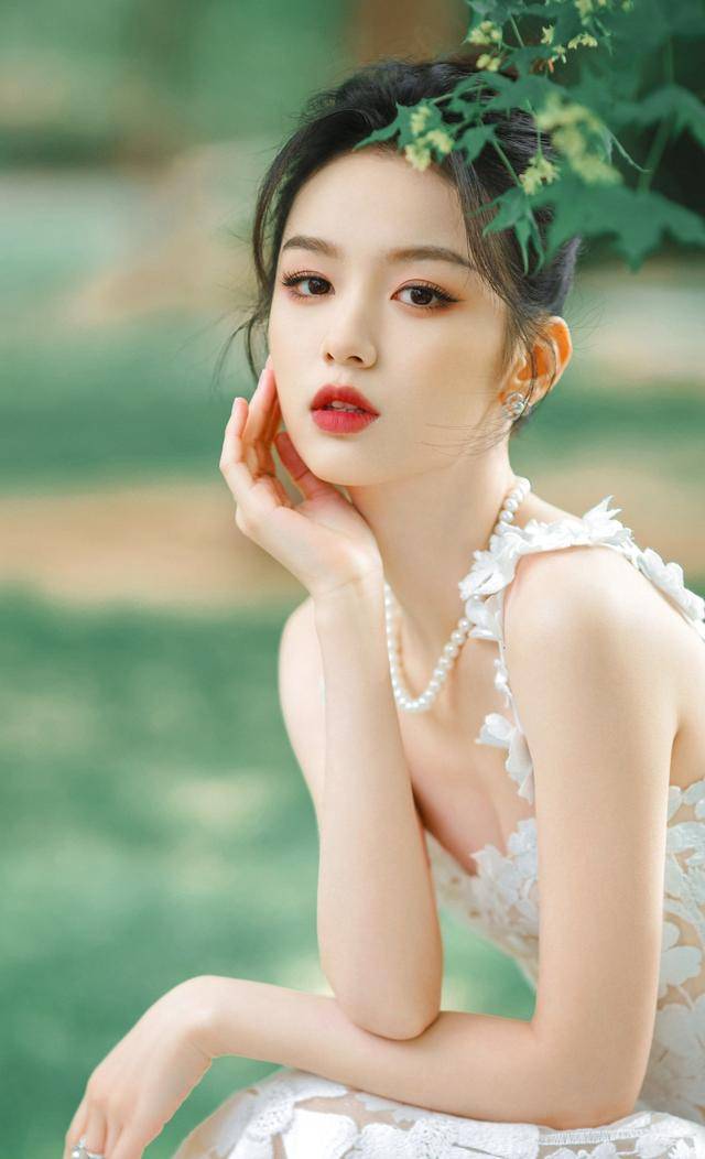 周也代言写真露出白皙香肩！身材曼妙肌肤娇嫩太美了-1