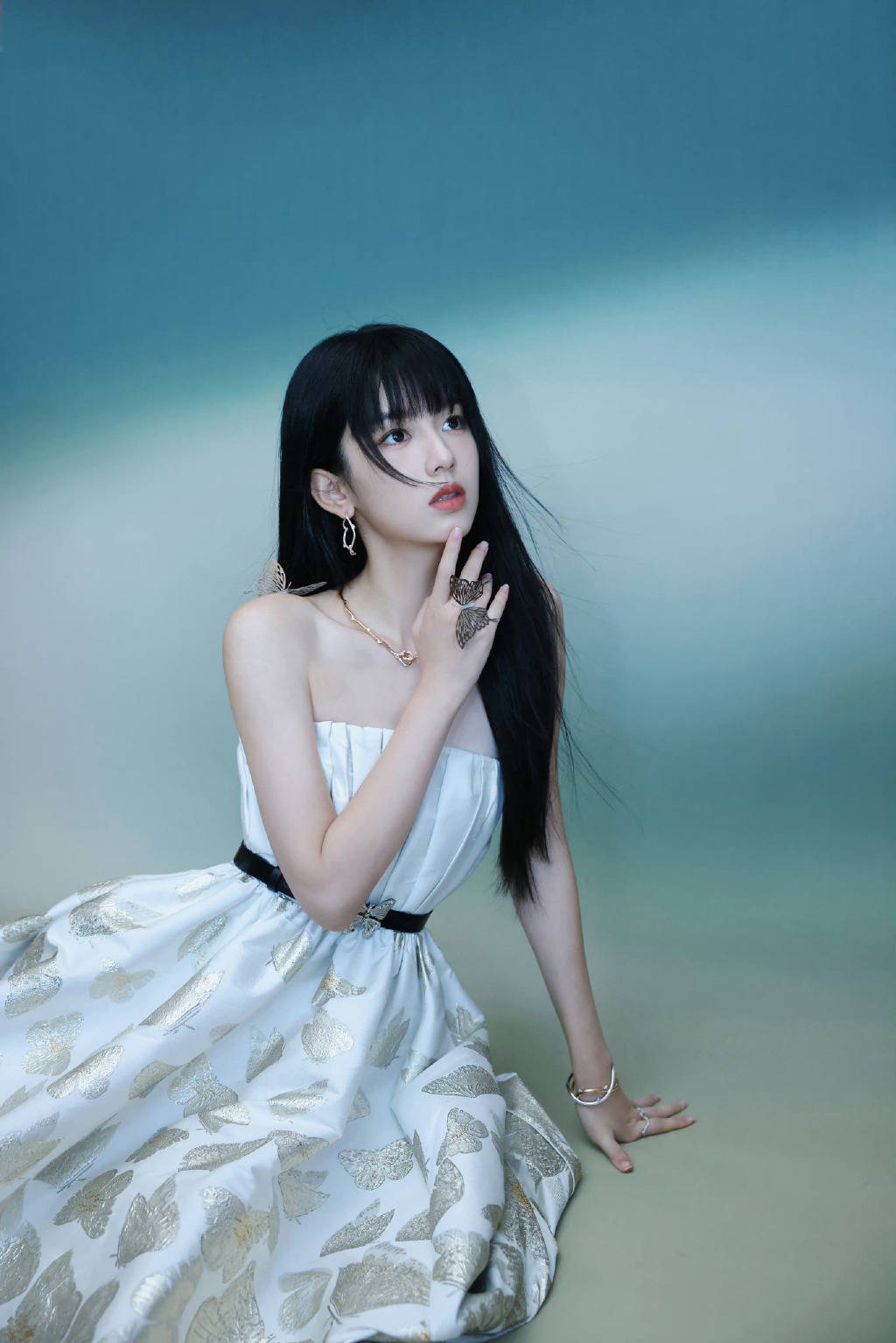 周也代言写真露出白皙香肩！身材曼妙肌肤娇嫩太美了-8