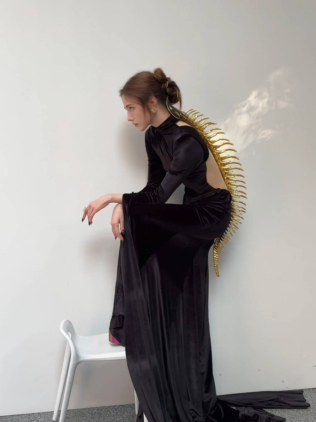 “苏妲己”娜然背着金刺露出大长腿!混血美女性感妖艳太有魅力-4 “苏妲己”娜然背着金刺露出大长腿!混血美女性感妖艳太有魅力