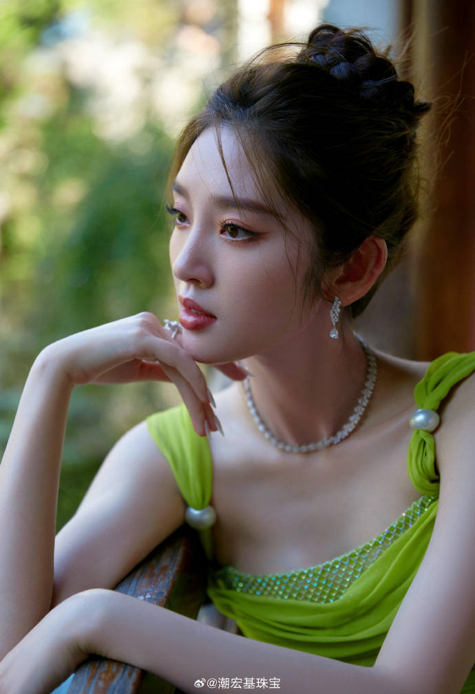 唐艺昕绿裙写真太漂亮了！肤白貌美身材曼妙性感撩人-7