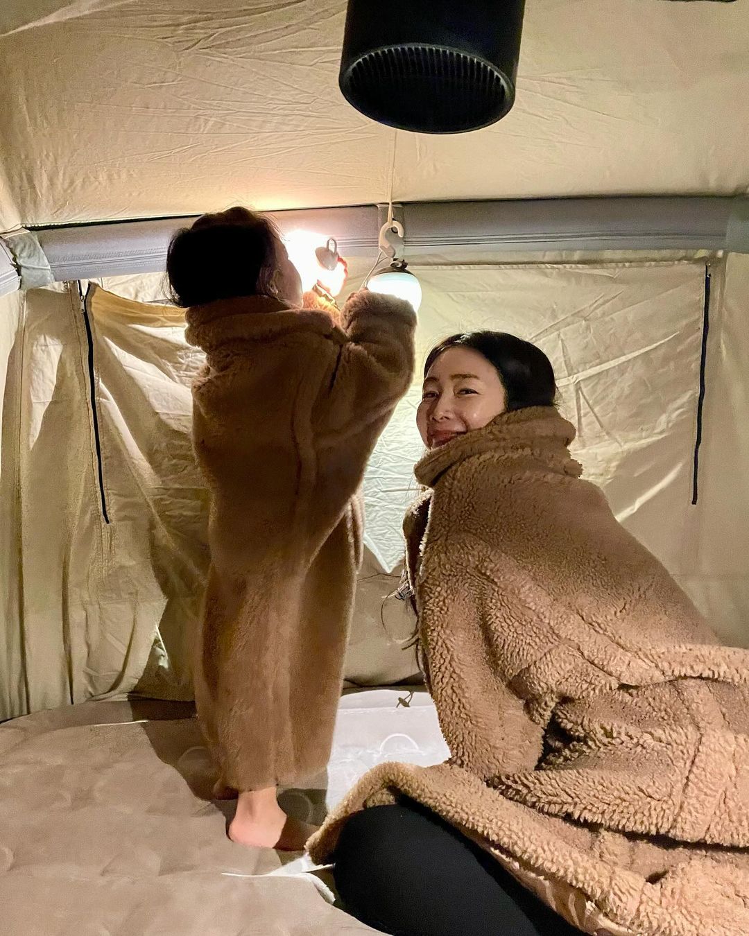 崔智友和爱女的亲子装太可爱了!毛茸外套宛如泰迪熊母女-1 崔智友和爱女的亲子装太可爱了!毛茸外套宛如泰迪熊母女