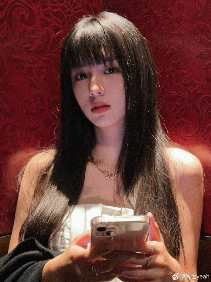 周也代言写真露出白皙香肩！身材曼妙肌肤娇嫩太美了-9