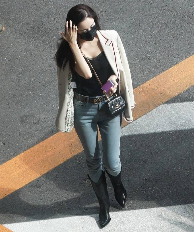 古力娜扎奶白色系时尚大片曝光，大衣配高跟靴诠释优雅女人-7