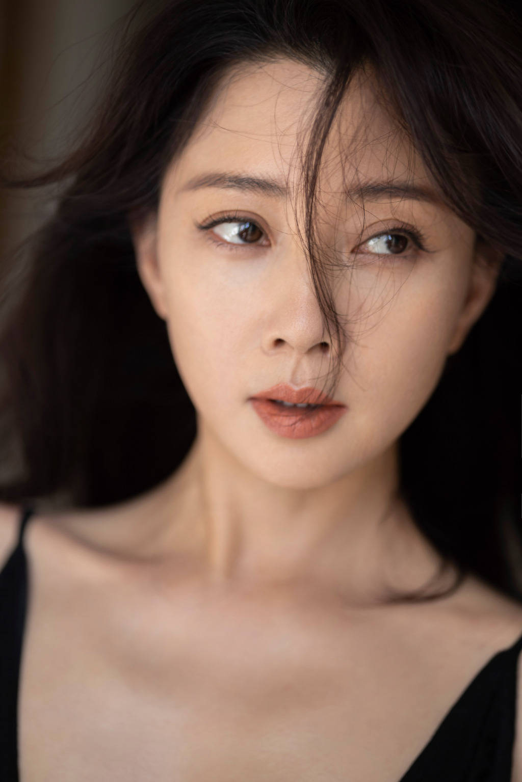 43岁殷桃穿深V性感火辣！肤白貌美曼妙身材保养超赞-6