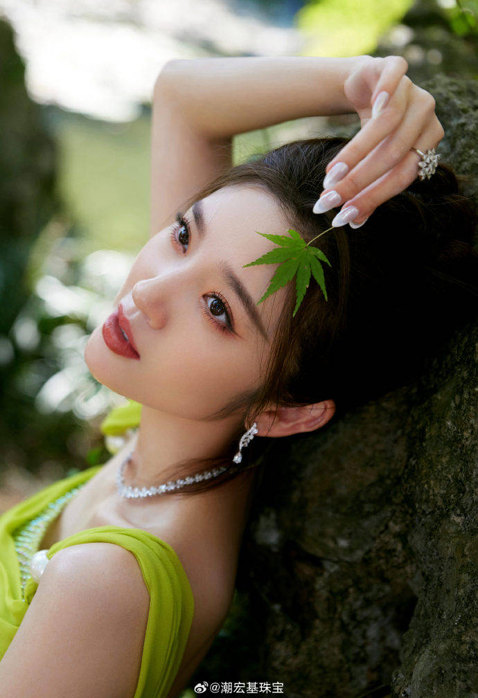 唐艺昕绿裙写真太漂亮了！肤白貌美身材曼妙性感撩人-6