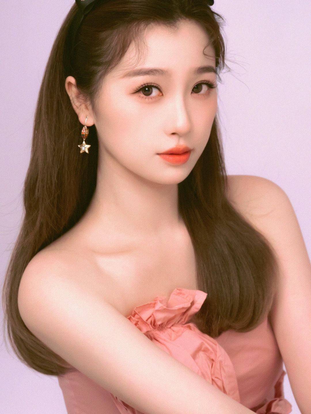 虞书欣穿深V钻石吊带裙甜美性感俱全！曼妙身材太火辣-1