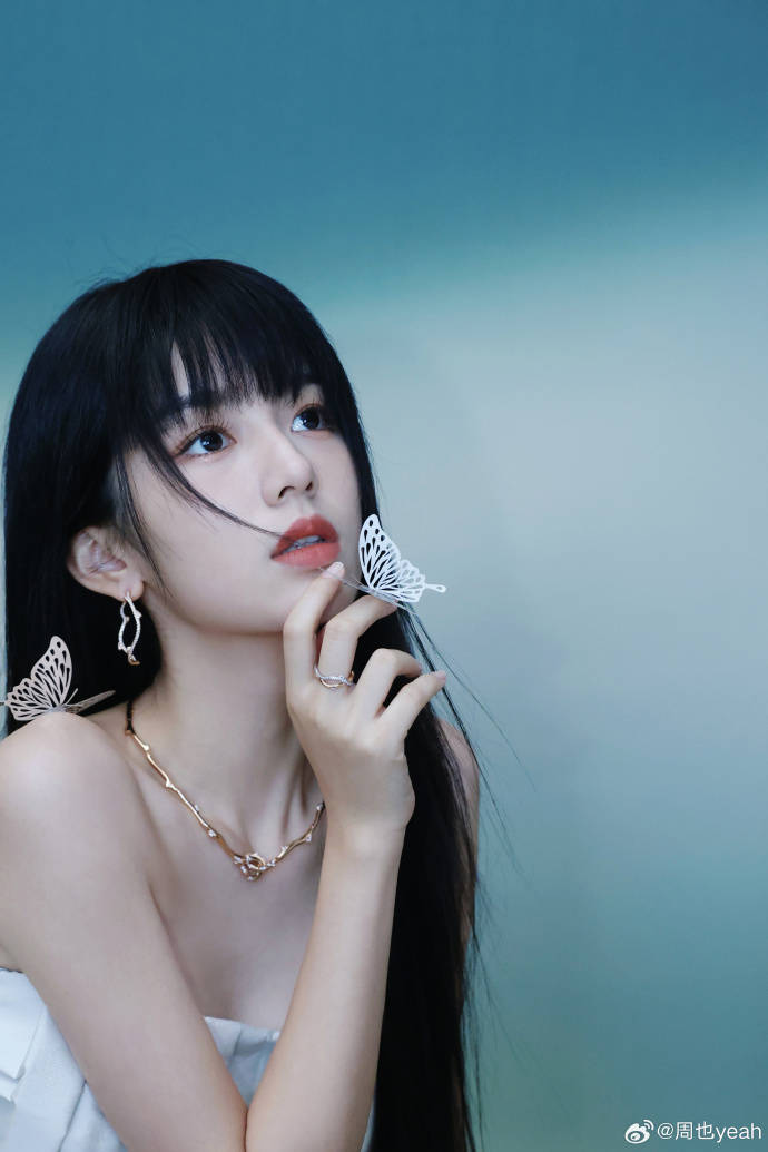 周也代言写真露出白皙香肩！身材曼妙肌肤娇嫩太美了-6