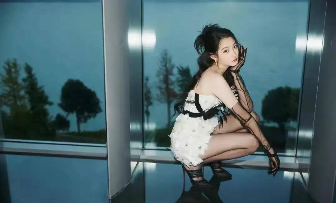 关晓彤最新美照，花朵羽毛小短裙纯欲风十足大长腿太吸睛-2