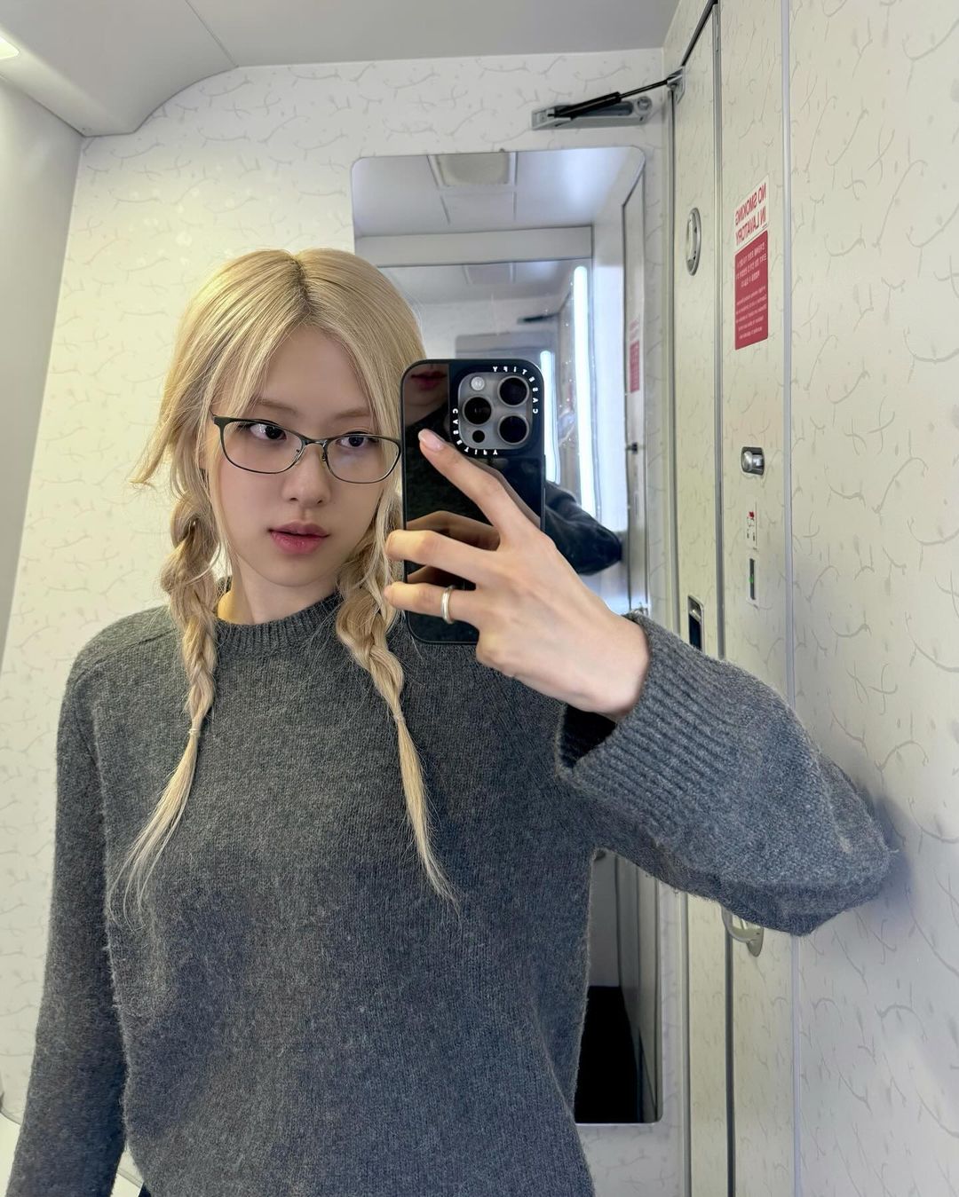 潮流人士都在戴眼镜,尤其是椭圆与细框,秒成时尚书呆子