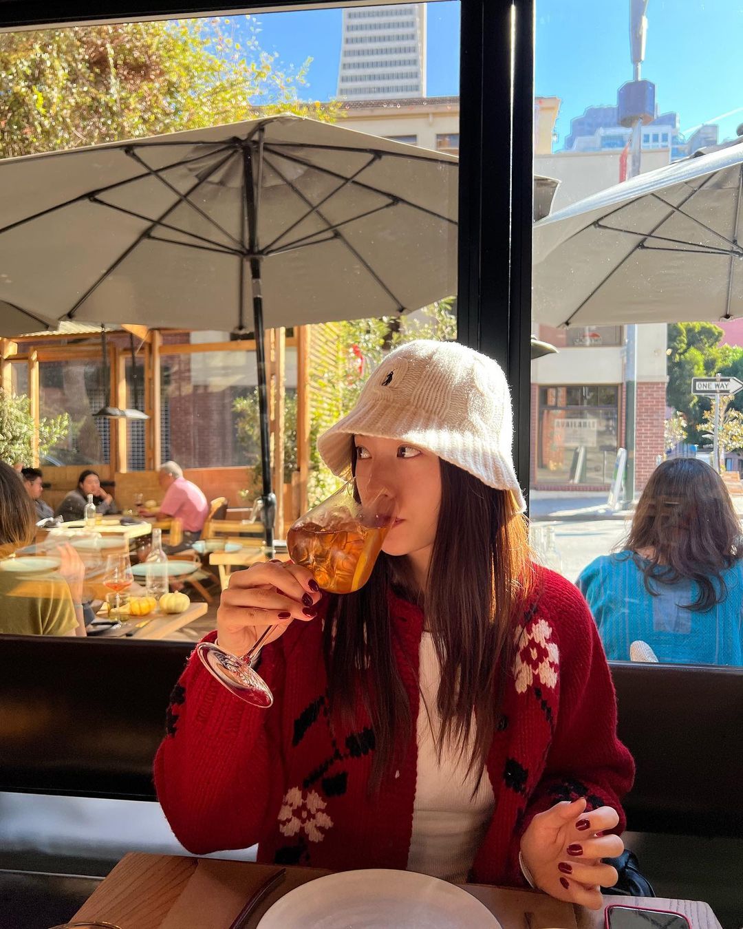 冬季适合来一件费尔岛毛衣,难怪韩国女生每个人都有一件