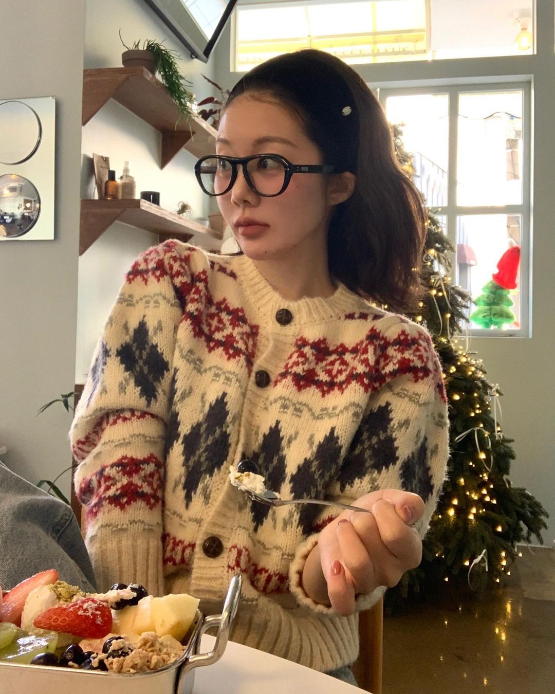 冬季适合来一件费尔岛毛衣，难怪韩国女生每个人都有一件