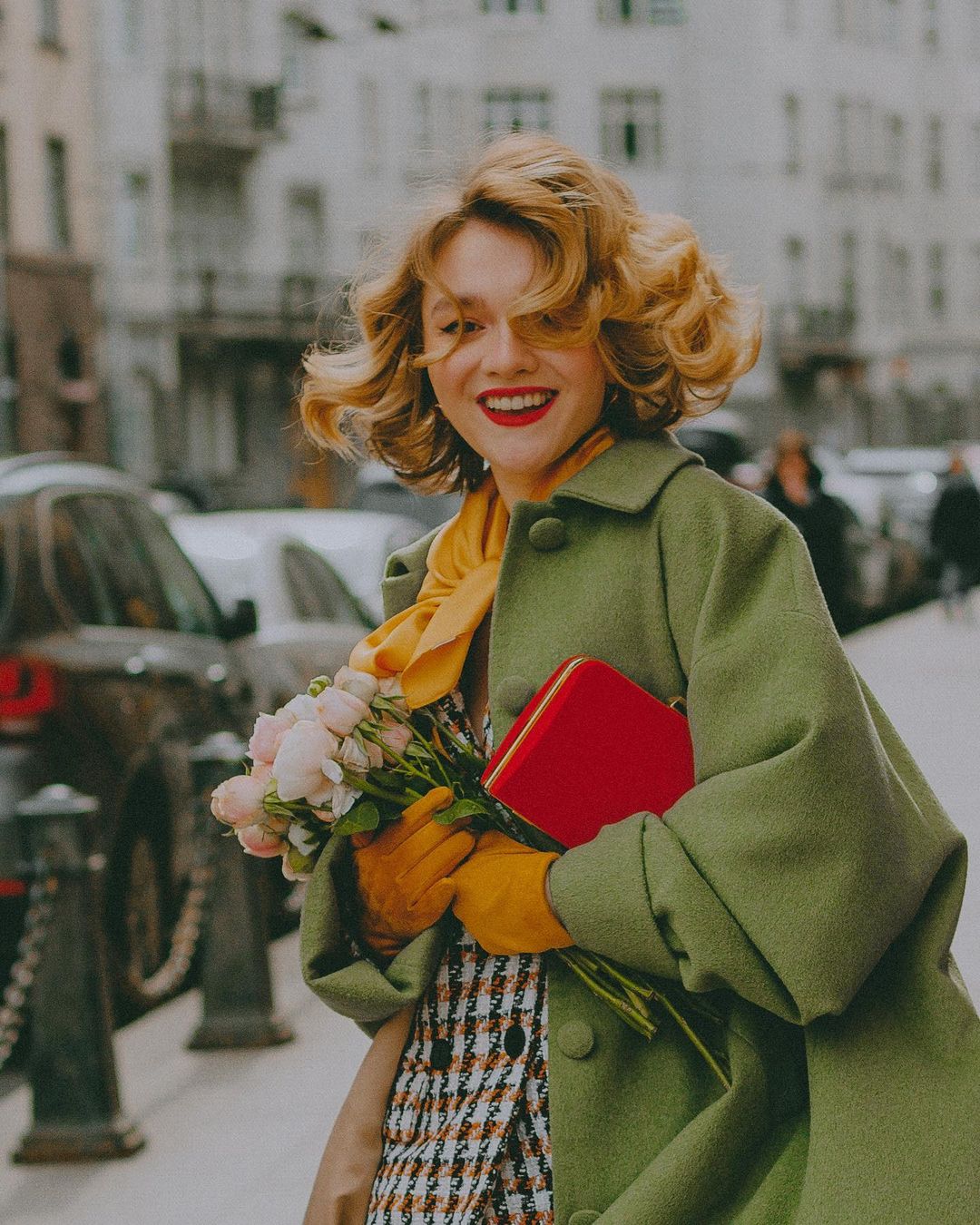 贝蕾帽、珍珠项链和缤纷大衣，俄罗斯女生Daria Primula穿出了复古文艺气息