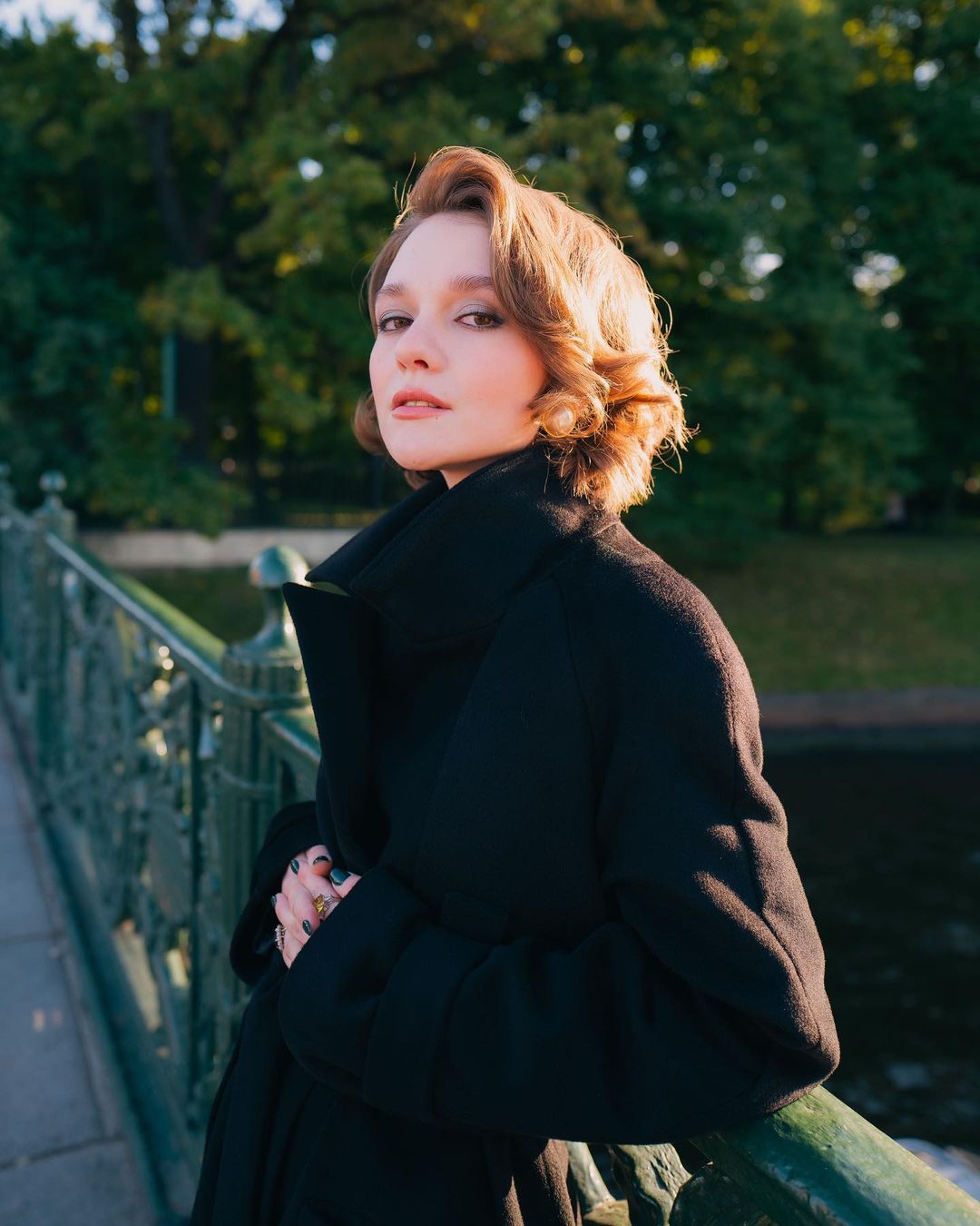 贝蕾帽、珍珠项链和缤纷大衣，俄罗斯女生Daria Primula穿出了复古文艺气息