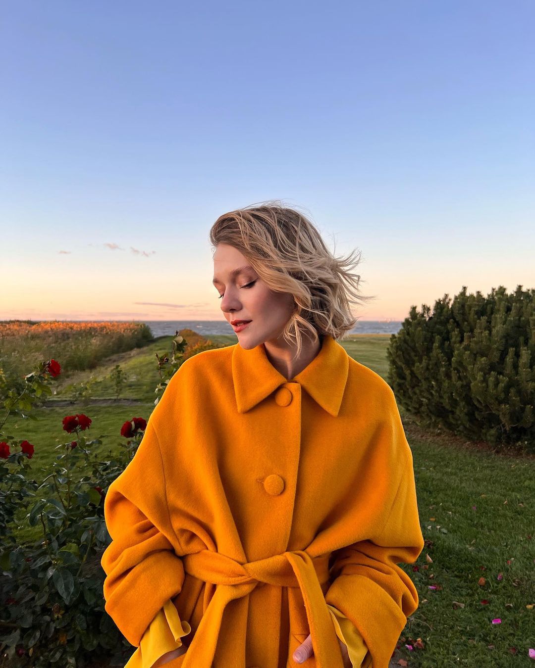 贝蕾帽、珍珠项链和缤纷大衣，俄罗斯女生Daria Primula穿出了复古文艺气息