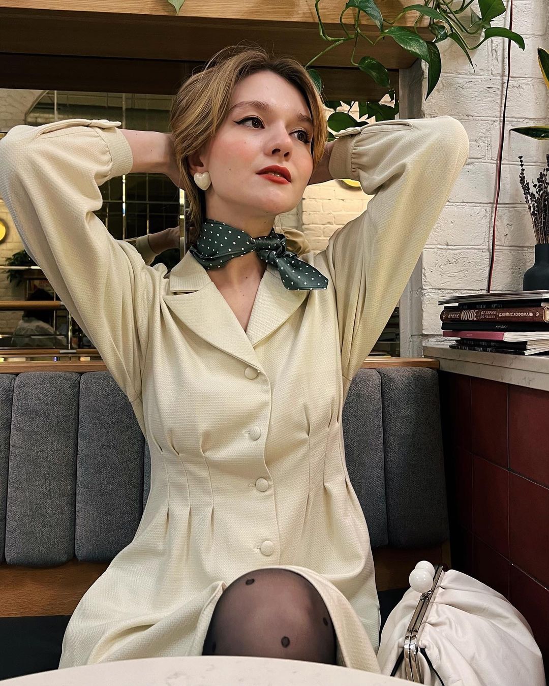 贝蕾帽、珍珠项链和缤纷大衣，俄罗斯女生Daria Primula穿出了复古文艺气息