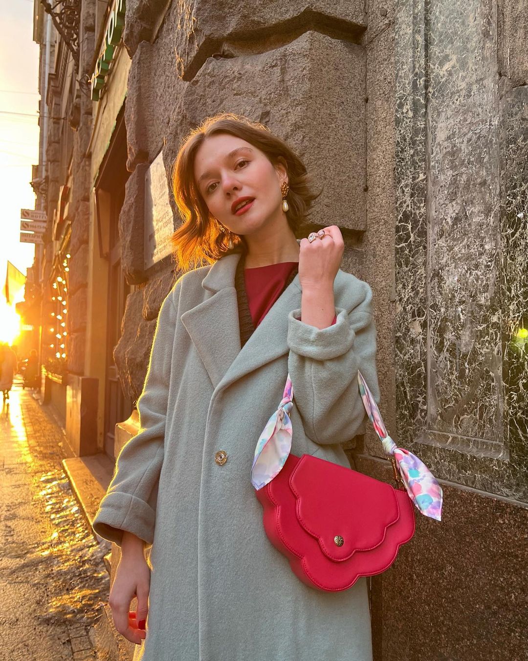 贝蕾帽、珍珠项链和缤纷大衣，俄罗斯女生Daria Primula穿出了复古文艺气息