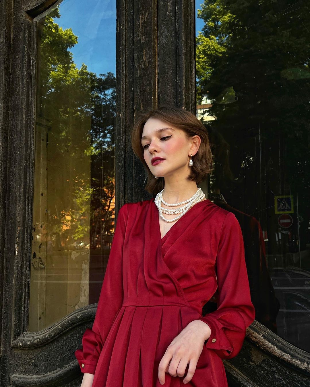 贝蕾帽、珍珠项链和缤纷大衣，俄罗斯女生Daria Primula穿出了复古文艺气息