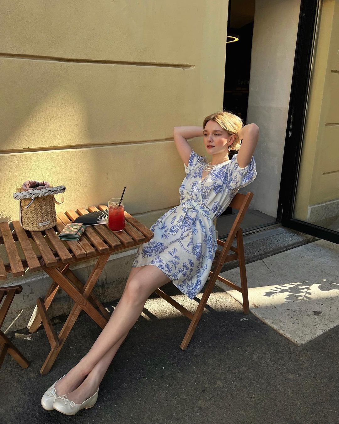 贝蕾帽、珍珠项链和缤纷大衣，俄罗斯女生Daria Primula穿出了复古文艺气息