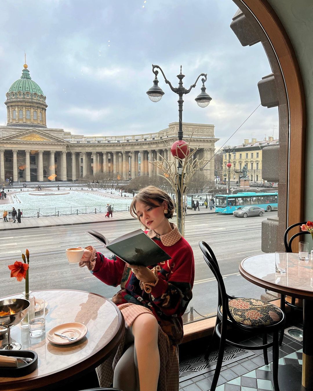 贝蕾帽、珍珠项链和缤纷大衣，俄罗斯女生Daria Primula穿出了复古文艺气息