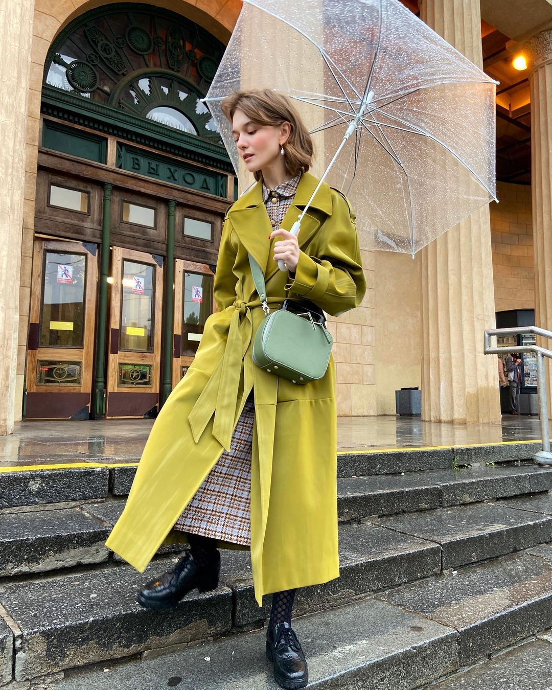 贝蕾帽、珍珠项链和缤纷大衣，俄罗斯女生Daria Primula穿出了复古文艺气息