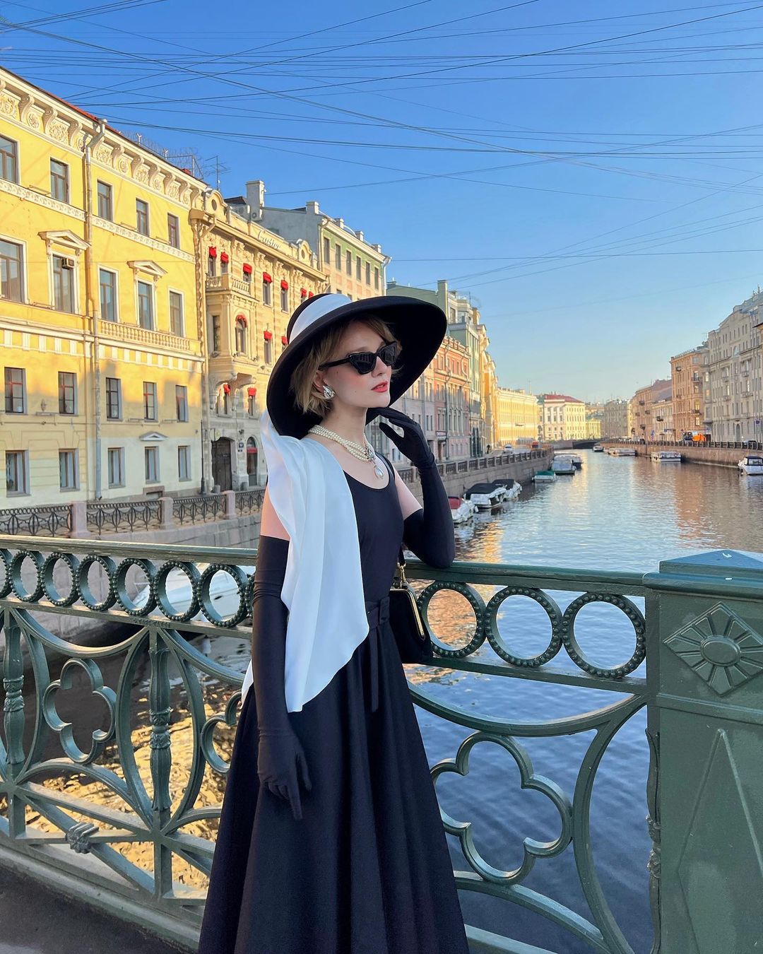 贝蕾帽、珍珠项链和缤纷大衣，俄罗斯女生Daria Primula穿出了复古文艺气息