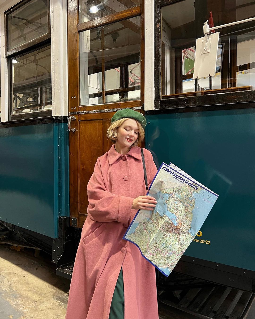 贝蕾帽、珍珠项链和缤纷大衣，俄罗斯女生Daria Primula穿出了复古文艺气息